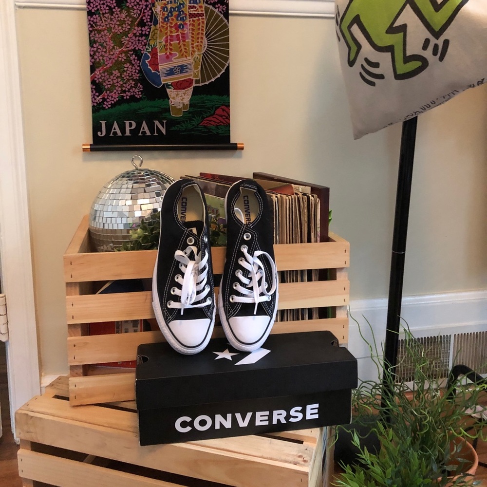 Brand new low top Converse 4.5M 6.5W